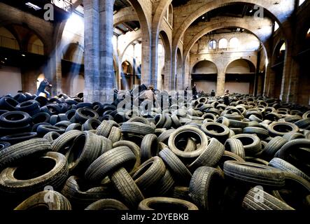 Die Ausstellung 'Allan Kaprow YARD' wurde am 3. März 2013 im Centre d'Arts Plastiques Contemporains CAPC, dem Museum für Zeitgenössische Kunst in Bordeaux, Südwestfrankreich, eröffnet. 40 Tonnen gebrauchte Autoreifen, durch die die Besucher springen und kriechen können, wurden im riesigen Kirchenschiff des Museums anlässlich seines 40-jährigen Bestehens aufgestapelt. Die Installation des amerikanischen Malers und Happening-Künstlers Allan Kaprow (1927-2006) fand 1961 erstmals in New York City statt und wurde zehn Mal vor seinem Tod an anderen Orten radikal neu interpretiert. Kaprow gilt als Urheber des Geschehens. Foto von Patr Stockfoto