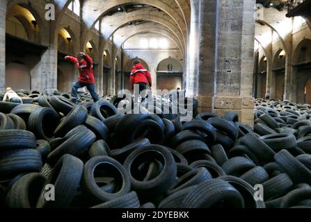 Die Ausstellung 'Allan Kaprow YARD' wurde am 3. März 2013 im Centre d'Arts Plastiques Contemporains CAPC, dem Museum für Zeitgenössische Kunst in Bordeaux, Südwestfrankreich, eröffnet. 40 Tonnen gebrauchte Autoreifen, durch die die Besucher springen und kriechen können, wurden im riesigen Kirchenschiff des Museums anlässlich seines 40-jährigen Bestehens aufgestapelt. Die Installation des amerikanischen Malers und Happening-Künstlers Allan Kaprow (1927-2006) fand 1961 erstmals in New York City statt und wurde zehn Mal vor seinem Tod an anderen Orten radikal neu interpretiert. Kaprow gilt als Urheber des Geschehens. Foto von Patr Stockfoto