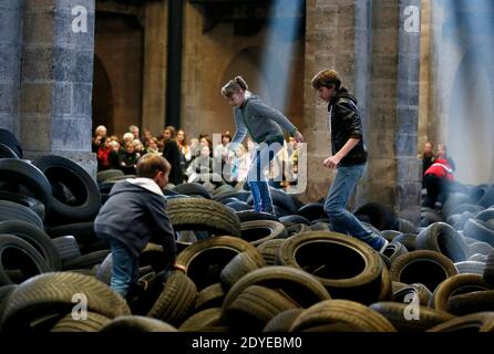 Die Ausstellung 'Allan Kaprow YARD' wurde am 3. März 2013 im Centre d'Arts Plastiques Contemporains CAPC, dem Museum für Zeitgenössische Kunst in Bordeaux, Südwestfrankreich, eröffnet. 40 Tonnen gebrauchte Autoreifen, durch die die Besucher springen und kriechen können, wurden im riesigen Kirchenschiff des Museums anlässlich seines 40-jährigen Bestehens aufgestapelt. Die Installation des amerikanischen Malers und Happening-Künstlers Allan Kaprow (1927-2006) fand 1961 erstmals in New York City statt und wurde zehn Mal vor seinem Tod an anderen Orten radikal neu interpretiert. Kaprow gilt als Urheber des Geschehens. Foto von Patr Stockfoto