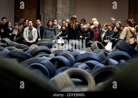 Die Ausstellung 'Allan Kaprow YARD' wurde am 3. März 2013 im Centre d'Arts Plastiques Contemporains CAPC, dem Museum für Zeitgenössische Kunst in Bordeaux, Südwestfrankreich, eröffnet. 40 Tonnen gebrauchte Autoreifen, durch die die Besucher springen und kriechen können, wurden im riesigen Kirchenschiff des Museums anlässlich seines 40-jährigen Bestehens aufgestapelt. Die Installation des amerikanischen Malers und Happening-Künstlers Allan Kaprow (1927-2006) fand 1961 erstmals in New York City statt und wurde zehn Mal vor seinem Tod an anderen Orten radikal neu interpretiert. Kaprow gilt als Urheber des Geschehens. Foto von Patr Stockfoto