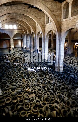 Die Ausstellung 'Allan Kaprow YARD' wurde am 3. März 2013 im Centre d'Arts Plastiques Contemporains CAPC, dem Museum für Zeitgenössische Kunst in Bordeaux, Südwestfrankreich, eröffnet. 40 Tonnen gebrauchte Autoreifen, durch die die Besucher springen und kriechen können, wurden im riesigen Kirchenschiff des Museums anlässlich seines 40-jährigen Bestehens aufgestapelt. Die Installation des amerikanischen Malers und Happening-Künstlers Allan Kaprow (1927-2006) fand 1961 erstmals in New York City statt und wurde zehn Mal vor seinem Tod an anderen Orten radikal neu interpretiert. Kaprow gilt als Urheber des Geschehens. Foto von Patr Stockfoto