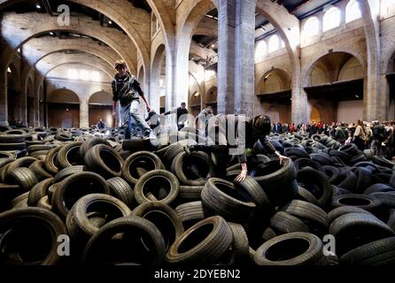 Die Ausstellung 'Allan Kaprow YARD' wurde am 3. März 2013 im Centre d'Arts Plastiques Contemporains CAPC, dem Museum für Zeitgenössische Kunst in Bordeaux, Südwestfrankreich, eröffnet. 40 Tonnen gebrauchte Autoreifen, durch die die Besucher springen und kriechen können, wurden im riesigen Kirchenschiff des Museums anlässlich seines 40-jährigen Bestehens aufgestapelt. Die Installation des amerikanischen Malers und Happening-Künstlers Allan Kaprow (1927-2006) fand 1961 erstmals in New York City statt und wurde zehn Mal vor seinem Tod an anderen Orten radikal neu interpretiert. Kaprow gilt als Urheber des Geschehens. Foto von Patr Stockfoto