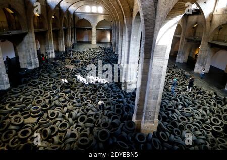 Die Ausstellung 'Allan Kaprow YARD' wurde am 3. März 2013 im Centre d'Arts Plastiques Contemporains CAPC, dem Museum für Zeitgenössische Kunst in Bordeaux, Südwestfrankreich, eröffnet. 40 Tonnen gebrauchte Autoreifen, durch die die Besucher springen und kriechen können, wurden im riesigen Kirchenschiff des Museums anlässlich seines 40-jährigen Bestehens aufgestapelt. Die Installation des amerikanischen Malers und Happening-Künstlers Allan Kaprow (1927-2006) fand 1961 erstmals in New York City statt und wurde zehn Mal vor seinem Tod an anderen Orten radikal neu interpretiert. Kaprow gilt als Urheber des Geschehens. Foto von Patr Stockfoto