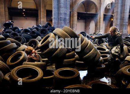 Die Ausstellung 'Allan Kaprow YARD' wurde am 3. März 2013 im Centre d'Arts Plastiques Contemporains CAPC, dem Museum für Zeitgenössische Kunst in Bordeaux, Südwestfrankreich, eröffnet. 40 Tonnen gebrauchte Autoreifen, durch die die Besucher springen und kriechen können, wurden im riesigen Kirchenschiff des Museums anlässlich seines 40-jährigen Bestehens aufgestapelt. Die Installation des amerikanischen Malers und Happening-Künstlers Allan Kaprow (1927-2006) fand 1961 erstmals in New York City statt und wurde zehn Mal vor seinem Tod an anderen Orten radikal neu interpretiert. Kaprow gilt als Urheber des Geschehens. Foto von Patr Stockfoto