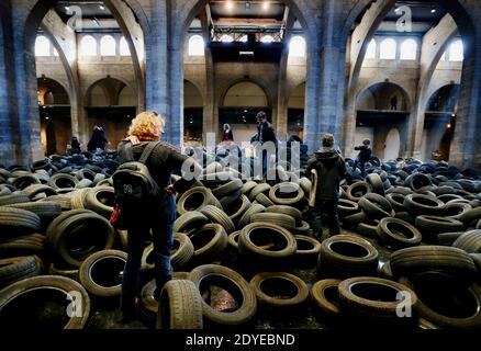Die Ausstellung 'Allan Kaprow YARD' wurde am 3. März 2013 im Centre d'Arts Plastiques Contemporains CAPC, dem Museum für Zeitgenössische Kunst in Bordeaux, Südwestfrankreich, eröffnet. 40 Tonnen gebrauchte Autoreifen, durch die die Besucher springen und kriechen können, wurden im riesigen Kirchenschiff des Museums anlässlich seines 40-jährigen Bestehens aufgestapelt. Die Installation des amerikanischen Malers und Happening-Künstlers Allan Kaprow (1927-2006) fand 1961 erstmals in New York City statt und wurde zehn Mal vor seinem Tod an anderen Orten radikal neu interpretiert. Kaprow gilt als Urheber des Geschehens. Foto von Patr Stockfoto