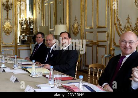 Der französische Präsident Francois Hollande wird von dem französischen Außenminister Laurent Fabius, dem französischen Haushaltsminister Jerome Cahuzac und dem französischen Arbeitsminister Michel Sapin flankiert und nimmt am Seminar über Beschäftigung am Seminar über Beschäftigung im Präsidentenpalast Elysee in Paris am 4. März 2013 Teil. Foto von Stephane Lemouton/ABACAPRESS.COM Stockfoto