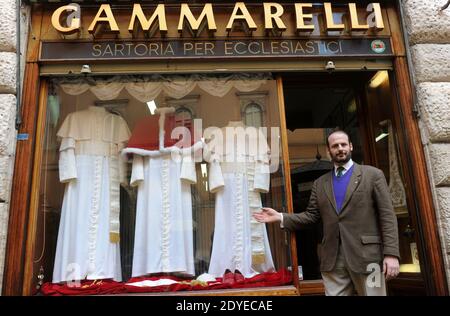 Lorenzo Gammarelli vor dem kleinen, altmodischen Laden "Gammarelli" in der Innenstadt Roms, Italien, der am 4. März 2013 die drei Sets von weißen Gewändern ausstellte, die für den neuen Papst in den Vatikan verschifft werden sollten. Hier wurden drei Versionen gemacht, klein, mittel und groß der weißen Gewänder, die der neue Papst tragen wird, wenn er zum ersten Mal der Welt erscheint. "Gammarelli", wie das kirchliche Modehaus bekannt ist, bekleidet seit 1798 die geistlichen Führer der römisch-katholischen Kirche. "Wir haben drei Gewänder aus weißer Wolle, eine Stola, rote Slipper, eine Skullcap sowie einen roten Samtumhang vorbereitet Stockfoto