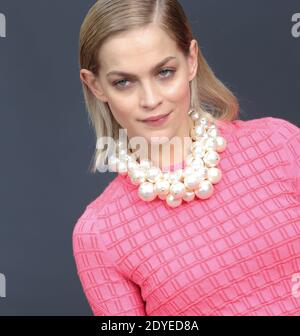 Leigh Lezark posiert hinter der Bühne bei Chanels Herbst-Winter 2013-2014 Ready-to-Wear Kollektion Show, die am 5. März 2013 im Grand Palais in Paris, Frankreich, stattfand. Foto von Frederic Nebinger/ABACAPRESS.COM Stockfoto