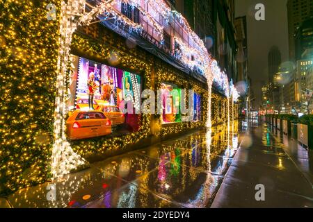 Saks Fifth Avenue Weihnachtsfenster zeigt leuchten in der Dämmerung an Weihnachten 2020. Stockfoto