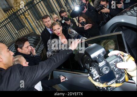 Kate Moss mit Tochter Lila Grace und Geliebter Jamie Hince verlassen den Hof des Palais Royal nach der Louis Vuitton Kollektion Show im Rahmen der Herbst-Winter 2013/2014 Paris Fashion Week, am 6. März 2013 in Paris, Frankreich. Foto von Nicolas Genin/ABACAPRESS.COM Stockfoto