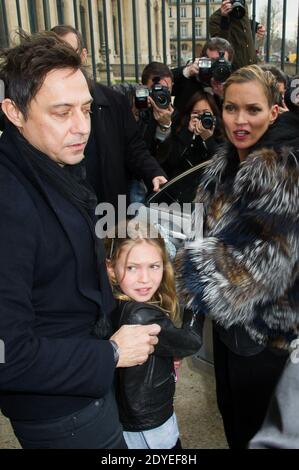 Kate Moss mit Tochter Lila Grace und Geliebter Jamie Hince verlassen den Hof des Palais Royal nach der Louis Vuitton Kollektion Show im Rahmen der Herbst-Winter 2013/2014 Paris Fashion Week, am 6. März 2013 in Paris, Frankreich. Foto von Nicolas Genin/ABACAPRESS.COM Stockfoto