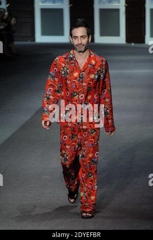 Designer Marc Jacobs ist am Ende der Louis Vuitton Kollektion im Rahmen der Herbst-Winter 2013/2014 Paris Fashion Week am 6. März 2013 im Palais Royal Courtyard in Paris, Frankreich, auf dem Laufsteg zu sehen. Foto von Alban Wyters/ABACAPRESS.COM Stockfoto