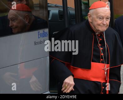 US-Kardinal Edgar Theodore McCarrick kommt zu Gesprächen vor einem Konklave zur Wahl eines neuen Papstes am 9. März 2013 im Vatikan. Die Kardinäle aus aller Welt versammelten sich im Vatikan zu ihren ersten Treffen vor dem Konklave, um den nächsten Papst zu wählen. Foto von Eric Vandeville/ABACAPRESS.COM Stockfoto