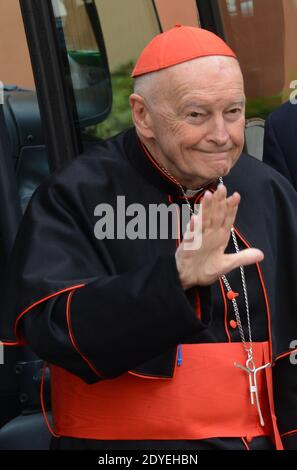 US-Kardinal Edgar Theodore McCarrick kommt zu Gesprächen vor einem Konklave zur Wahl eines neuen Papstes am 9. März 2013 im Vatikan. Die Kardinäle aus aller Welt versammelten sich im Vatikan zu ihren ersten Treffen vor dem Konklave, um den nächsten Papst zu wählen. Foto von Eric Vandeville/ABACAPRESS.COM Stockfoto