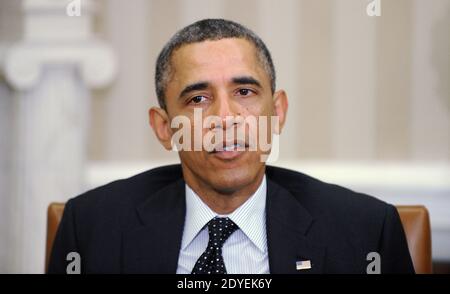 Präsident Barack Obama blickt auf ein Treffen mit seiner Majestät Sultan Haji Hassanal Bolkiah von Brunei Darussalam im Oval Office des Weißen Hauses in Washington, DC, USA am 12. März 2013. Foto von Olivier Douliery/ABACAPRESS.COM Stockfoto