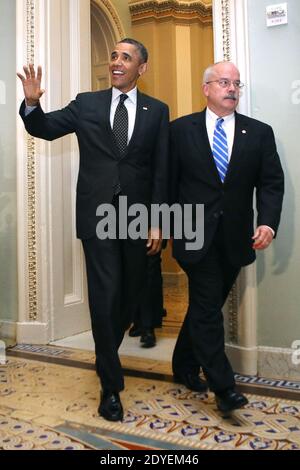 US-Präsident Barack Obama wird von Sergeant at Arms des US-Senats Terrance Gainer begleitet, als er am 12. März 2013 zu einem Treffen mit Mitgliedern des demokratischen Ausschusses des Senats im Mansfield Room des US-Kapitols in Washington, DC eintrifft. Mit Steuerreform, Ausgabenkürzungen, Waffenkontrolle und Einwanderung auf der Tagesordnung, Obama wird vier Sitzungen über drei Tage in dieser Woche mit republikanischen und demokratischen Mitgliedern des Kongresses in der US-Captiol. Foto von Chip Somodevilla/ABACAUSA.COM Stockfoto
