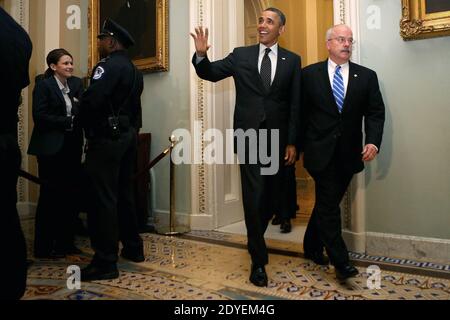 Präsident Barack Obama wird von Sergeant at Arms des Senats der Vereinigten Staaten, Terrance Gainer, begleitet, als er am 12. März 2013 zu einem Treffen mit Mitgliedern des demokratischen Ausschusses des Senats im Mansfield-Raum im US-Kapitol in Washington, DC eintrifft. Mit Steuerreform, Ausgabenkürzungen, Waffenkontrolle und Einwanderung auf der Tagesordnung, Obama wird vier Sitzungen über drei Tage in dieser Woche mit republikanischen und demokratischen Mitgliedern des Kongresses in der US-Captiol. Foto von Chip Somodevilla/ABACAUSA.COM Stockfoto