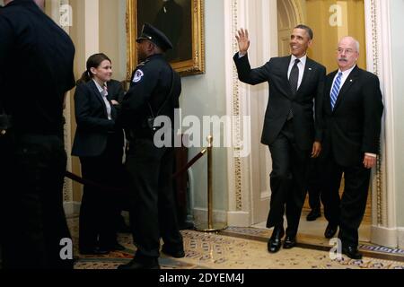 US-Präsident Barack Obama wird von Sergeant at Arms des Senats der Vereinigten Staaten, Terrance Gainer, begleitet, als er am 12. März 2013 zu einem Treffen mit Mitgliedern des demokratischen Ausschusses des Senats im Mansfield Room des US-Kapitols in Washington, DC, USA, eintrifft. Mit Steuerreform, Ausgabenkürzungen, Waffenkontrolle und Einwanderung auf der Tagesordnung, wird Obama vier Sitzungen über drei Tage in dieser Woche mit republikanischen und demokratischen Mitgliedern des Kongresses im US-Kapitol abhalten. Foto von Chip Somodevilla/Pool/ABACAPRESS.COM Stockfoto
