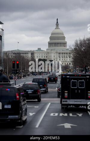 Präsident Barack Obamas Autokolonne macht es am 12. März 2013 auf dem Weg zum Capitol Hill in Washington, DC, USA, die Pennsylvania Avenue hinunter. US-Präsident Barack Obama traf sich heute mit dem demokratischen Ausschuss des Senats und macht diese Woche drei Reisen nach Capitol Hill, um sich mit den Gesetzgebern zu treffen. Foto von Drew Angerer/Pool/ABACAPRESS.COM Stockfoto