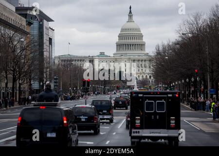 Präsident Barack Obamas Autokolonne macht es am 12. März 2013 auf dem Weg zum Capitol Hill in Washington, DC, USA, die Pennsylvania Avenue hinunter. US-Präsident Barack Obama traf sich heute mit dem demokratischen Ausschuss des Senats und macht diese Woche drei Reisen nach Capitol Hill, um sich mit den Gesetzgebern zu treffen. Foto von Drew Angerer/Pool/ABACAPRESS.COM Stockfoto