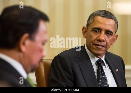 Präsident Barack Obama (R) sitzt mit Sultan Haji Hassanal Bolkiah von Brunei am Ende eines bilateralen Treffens im Oval Office im Weißen Haus in Washington, D.C., USA am 12. März 2013. Die beiden diskutierten strategische und wirtschaftliche Fragen vor dem Ostasien-Gipfel im Oktober und dem US-ASEAN-Gipfel in Brunei. Foto von Drew Angerer/Pool/ABACAPRESS.COM Stockfoto