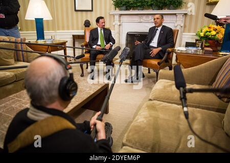 Präsident Barack Obama wird mit Sultan Haji Hassanal Bolkiah von Brunei am Ende eines bilateralen Treffens im Oval Office im Weißen Haus in Washington, D.C., USA, am 12. März 2013 gesehen. Die beiden diskutierten strategische und wirtschaftliche Fragen vor dem Ostasien-Gipfel im Oktober und dem US-ASEAN-Gipfel in Brunei. Foto von Drew Angerer/Pool/ABACAPRESS.COM Stockfoto