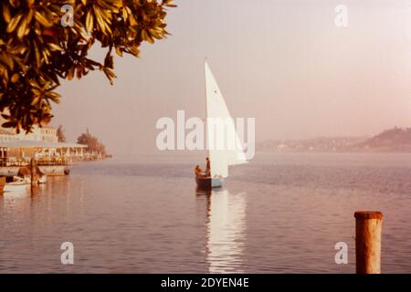 BARDOLINO, ITALIEN 08. AUGUST 1975: Segelboot am Gardasee Stockfoto