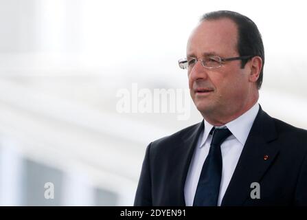 Der französische Präsident Francois Hollande eröffnet am 16. März 2013 mit Alain Juppe, dem Bürgermeister der Stadt, die Zugbrücke Jacques Chaban-Delmas in Bordeaux, Frankreich. Die Brücke verbindet den Fluss Garonne, das Bacalan-Viertel mit dem Bastide-Viertel. Foto von Bernard-Salinier/ABACAPRESS.COM Stockfoto