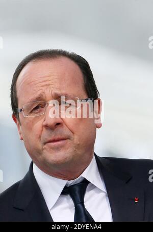 Der französische Präsident Francois Hollande eröffnet am 16. März 2013 mit Alain Juppe, dem Bürgermeister der Stadt, die Zugbrücke Jacques Chaban-Delmas in Bordeaux, Frankreich. Die Brücke verbindet den Fluss Garonne, das Bacalan-Viertel mit dem Bastide-Viertel. Foto von Bernard-Salinier/ABACAPRESS.COM Stockfoto