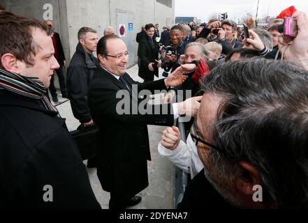 Der französische Präsident Francois Hollande eröffnet am 16. März 2013 mit Alain Juppe, dem Bürgermeister der Stadt, die Zugbrücke Jacques Chaban-Delmas in Bordeaux, Frankreich. Die Brücke verbindet den Fluss Garonne, das Bacalan-Viertel mit dem Bastide-Viertel. Foto von Bernard-Salinier/ABACAPRESS.COM Stockfoto