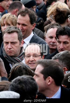 Der französische Präsident Francois Hollande eröffnet am 16. März 2013 mit Alain Juppe, dem Bürgermeister der Stadt, die Zugbrücke Jacques Chaban-Delmas in Bordeaux, Frankreich. Die Brücke verbindet den Fluss Garonne, das Bacalan-Viertel mit dem Bastide-Viertel. Foto von Bernard-Salinier/ABACAPRESS.COM Stockfoto