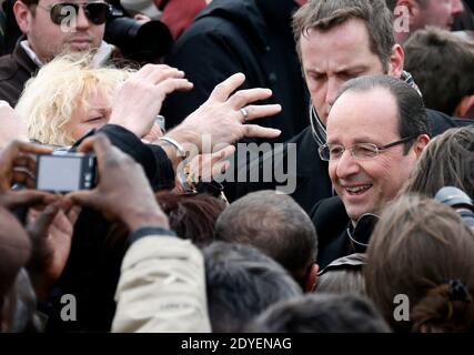 Der französische Präsident Francois Hollande eröffnet am 16. März 2013 mit Alain Juppe, dem Bürgermeister der Stadt, die Zugbrücke Jacques Chaban-Delmas in Bordeaux, Frankreich. Die Brücke verbindet den Fluss Garonne, das Bacalan-Viertel mit dem Bastide-Viertel. Foto von Bernard-Salinier/ABACAPRESS.COM Stockfoto