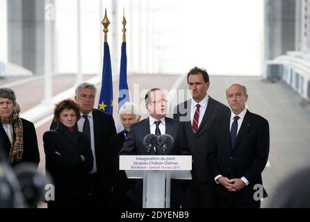 Der französische Präsident Francois Hollande eröffnet am 16. März 2013 mit Alain Juppe, dem Bürgermeister der Stadt, die Zugbrücke Jacques Chaban-Delmas in Bordeaux, Frankreich. Die Brücke verbindet den Fluss Garonne, das Bacalan-Viertel mit dem Bastide-Viertel. Foto von Bernard-Salinier/ABACAPRESS.COM Stockfoto