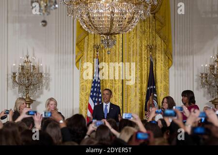 US-Präsident Barack Obama, Mitte, spricht beim Empfang des Women?s History Month im East Room des Weißen Hauses mit Dr. Jill Biden, Frau von Vizepräsident Joe Biden, Catherine Russell, Stabschefin von Jill Biden, Amanda McMillan, Und First Lady Michelle Obama am 18. März 2013 in Washington, DC, USA. Foto von Andrew Harrer/Pool/ABACAPRESS.COM Stockfoto