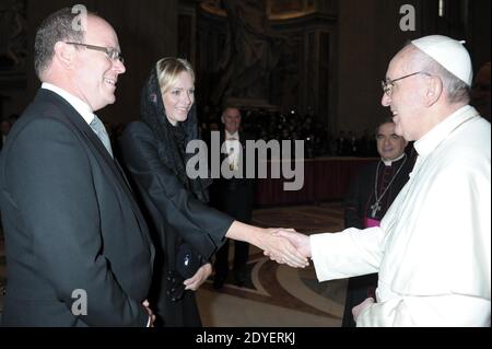 Papst Franziskus grüßt Albert II., Prinz von Monaco, mit seiner Frau während der Einweihungs-Messe am 19. März 2013 im Vatikan. Die Messe fand vor einer geschätzten Menschenmenge von bis zu einer Million Pilgern und Gläubigen statt, die den Platz und die umliegenden Straßen gefüllt haben, um zu sehen, wie der ehemalige Kardinal von Buenos Aires offiziell seine Rolle als Pontifex übernimmt. Die Einweihung von Papst Franziskus fand vor Kardinälen und geistlichen Führern sowie Staatsoberhäuptern aus aller Welt statt. Foto von ABACAPRESS.COM Stockfoto