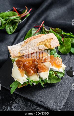 Birnenbruschetta mit Ziegenkäse, Mangold und Balsamico-Essig. Schwarzer Hintergrund. Draufsicht Stockfoto