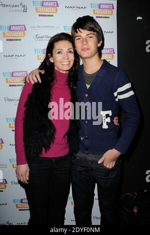 Adeline Blondieau und Sohn Aitor bei der Premiere von "Les Amants Passagers" am 26. März 2013 im Theater de l'Archipel in Paris, Frankreich. Foto von Alban Wyters/ABACAPRESS.COM Stockfoto