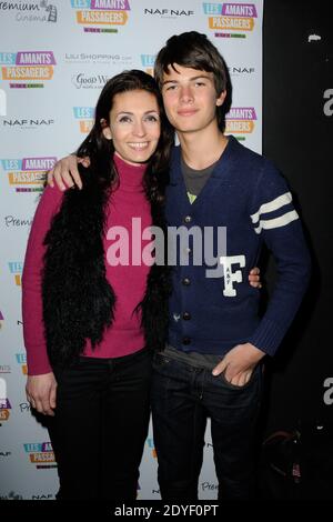 Adeline Blondieau und Sohn Aitor bei der Premiere von "Les Amants Passagers" am 26. März 2013 im Theater de l'Archipel in Paris, Frankreich. Foto von Alban Wyters/ABACAPRESS.COM Stockfoto