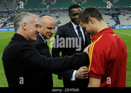 Frankreichs Trainer Didier Deschamps gratuliert seinem ehemaligen spanischen Spieler in Marseille Team Cesar Azpilicueta vor der FIFA 2014 WM Qualifikationsrunde Gruppe I Fußballspiel, Frankreich gegen Spanien im Stade de France in Saint-Denis Vorort von Paris, Frankreich am 26. März 2013. Spanien gewann 1:0. Foto von Henri Szwarc/ABACAPRESS.COM Stockfoto