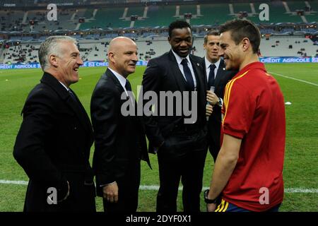 Frankreichs Trainer Didier Deschamps gratuliert seinem ehemaligen spanischen Spieler in Marseille Team Cesar Azpilicueta vor der FIFA 2014 WM Qualifikationsrunde Gruppe I Fußballspiel, Frankreich gegen Spanien im Stade de France in Saint-Denis Vorort von Paris, Frankreich am 26. März 2013. Spanien gewann 1:0. Foto von Henri Szwarc/ABACAPRESS.COM Stockfoto