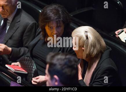 Anne Sinclair (L) und Elisabeth Badinter besuchen am 27. März 2013 die Uraufführung der Oper "Claude" nach dem Libretto des Rechtsanwalts, Schriftstellers und ehemaligen Justizministers Robert Badinter im Opernhaus in Lyon, Frankreich. Badinter, der 1981 als Justizminister während der Präsidentschaft von François Mitterrand die Todesstrafe abschaffte, hat Victor Hugos Kurzroman „Claude Gueux“ adaptiert und daraus ein Libretto mit dem Titel „Claude“ gemacht. Fotos von Vincent Dargent/ABACAPRESS.COM Stockfoto