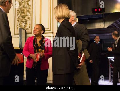 Die französische Justizministerin Christiane Taubira nimmt an der Uraufführung der Oper "Claude" nach dem Libretto des Rechtsanwalts, Schriftstellers und ehemaligen Justizministers Robert Badinter am 27. März 2013 im Opernhaus in Lyon, Frankreich, Teil. Badinter, der 1981 als Justizminister während der Präsidentschaft von François Mitterrand die Todesstrafe abschaffte, hat Victor Hugos Kurzroman „Claude Gueux“ adaptiert und daraus ein Libretto mit dem Titel „Claude“ gemacht. Fotos von Vincent Dargent/ABACAPRESS.COM Stockfoto