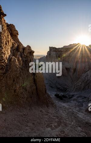 Die Sonne bricht über Hoodoos im Badlands National Park Stockfoto