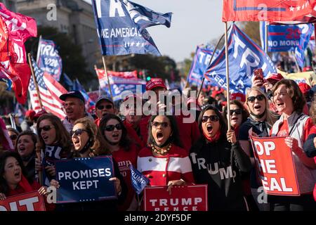 Demonstranten versammeln sich am Samstag, den 14. November 2020, während des "Millionen-MAGEN-Marsches" auf der Freedom Plaza in Washington, D.C., USA. Die Kundgebung kommt eine Woche, nachdem Nachrichtenorganisationen Joe Biden als Sieger der Wahl 2020 und Präsident Trumps Weigerung projiziert haben, ihn zu bestätigen verloren. Quelle: Alex Edelman/The Photo Access Stockfoto