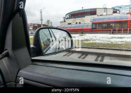Spiegelung im Autospiegel mit Regentropfen bei nassem Wetter Stockfoto