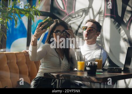 Kollegen verbringen Zeit zusammen in einer Pause, während sie an einem schönen sonnigen Tag an einem Projekt arbeiten. Stockfoto