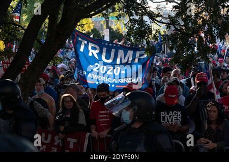 Demonstranten versammeln sich am Samstag, den 14. November 2020, während des "Millionen-MAGEN-Marsches" auf der Freedom Plaza in Washington, D.C., USA. Die Kundgebung kommt eine Woche, nachdem Nachrichtenorganisationen Joe Biden als Sieger der Wahl 2020 und Präsident Trumps Weigerung projiziert haben, ihn zu bestätigen verloren. Quelle: Alex Edelman/The Photo Access Stockfoto