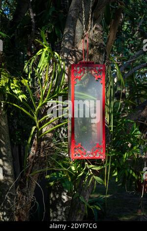 Dekorative Lampen in einem Garten Stockfoto