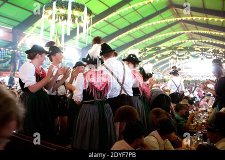 Nachtschwärmer auf dem Oktoberfest auf der Theresienwiese in München Stockfoto