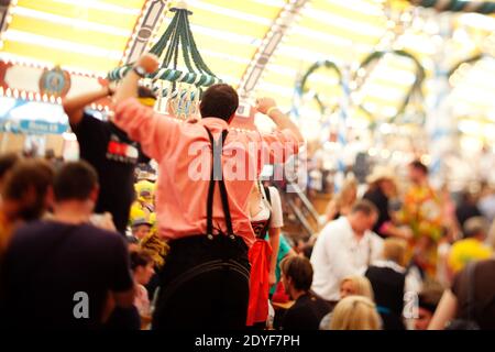 Deutschland Nachtschwärmer auf dem Oktoberfest auf der Theresienwiese in München Stockfoto